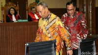 Irman (kanan) dan Sugiharto (kiri) memasuki ruang sidang Pengadilan Tipikor, Jakarta, Kamis (20/7/2017).