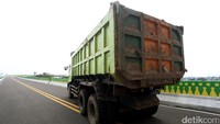Dalam pengujian beban dinamis ada satu truk bermuatan 50 ton. 