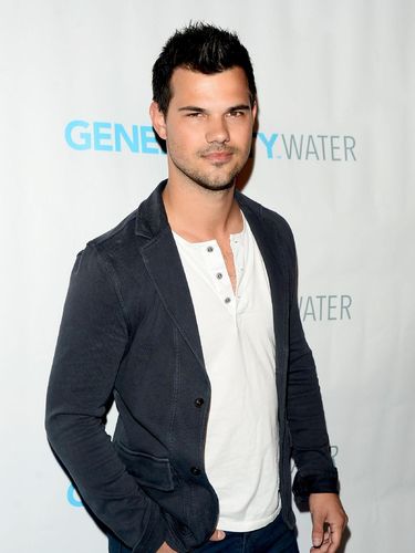 Di Hollywood, Belum Jadi Selebriti Pria Kalau Belum Pakai Kaos Model Ini