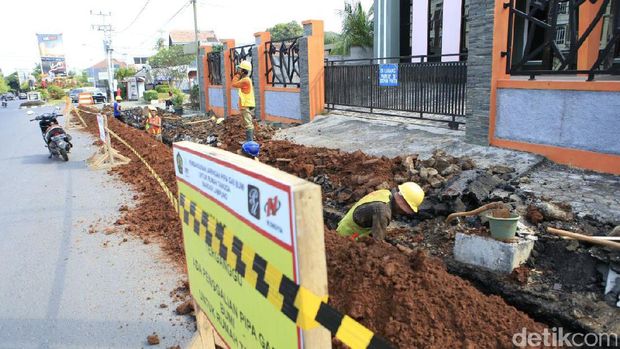 Pengerjaan jaringan pipa gas PGN