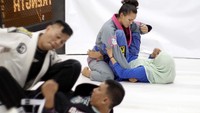 Tidak jarang ia berteriak time out (istirahat) hanya untuk mengingatkan seraya memastikan para peserta untuk mempraktekan gerakan dasar yang benar dan tidak sekedar asal-asalan.