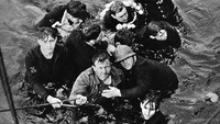 Para kru Bourrasque yang bertahan hidup pun dievakuasi oleh pasukan Inggris. Hulton Archive/Getty Images/detikFoto.
