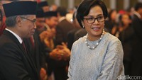 Menteri Keuangan Sri Mulyani Indrawati mengucapkan selamat kepada Ketua Dewan Komisioner Otoritas Jasa Keuangan (OJK) Wimboh Santoso.