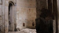 Bagian dinding gereja ini terlihat sangat berantakan. Dekorasi dinding tampak pudar. Guratan vandalisme juga terlihat di sepanjang dinding (Emma Harper/BBC)