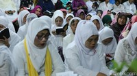 Kediamannya dipadati oleh warga sekitar yang hadir di pengajian 40 hari Julia Perez.
