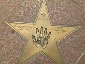 Joe Taslim Cetak Tangannya di Star Park, Korea Selatan