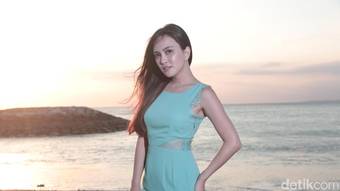Menawan! Shandy Aulia Berpose di Tepi Pantai