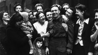 Suka cita keluarga serta sanak saudara menyambut prajurit Fred Poulten saat tiba di Clerkenwell, London, Inggris di tahun 1945. Reg Speller/Fox Photos/Getty Images