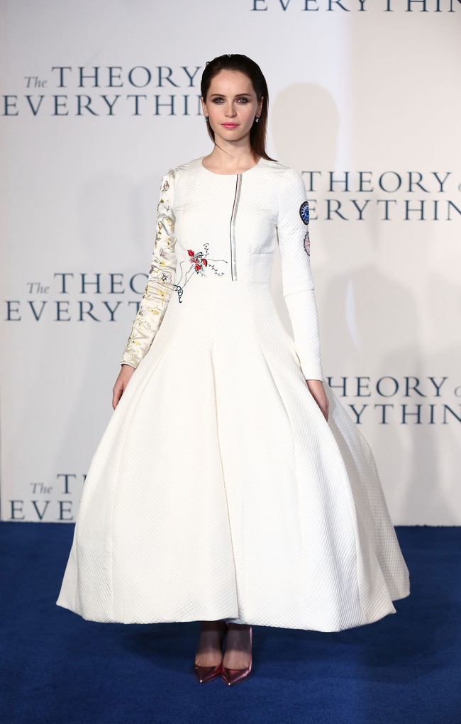 Felicity Jones anggun dengan gaun A-line bervolume. Foto: Getty Images