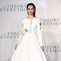 Felicity Jones anggun dengan gaun A-line bervolume. Foto: Getty Images