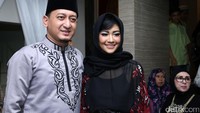 Ia pun sempat berpose dengan ustad Zacky Mirza yang hadir di acara tersebut.