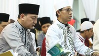 Tampak pula kerabat artis yang hadir di sana.