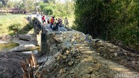 Jembatan penghubung antar kecamatan di Lamongan yang sempat putus