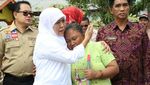 Tangisan Ibu Korban Banjir Pada Mensos