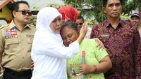 Khofifah menghibur salah seorang ibu korban banjir yang menangis. Pool/dok. Kemensos.