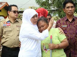 Tangisan Ibu Korban Banjir Pada Mensos