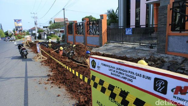 Pengerjaan jaringan pipa gas PGN di Bandar Lampung