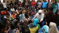 Khofifah berbincang dengan pengungsi korban banjir. Pool/dok. Kemensos.