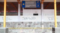 Tembok terminal dikotori oleh coret-coretan.