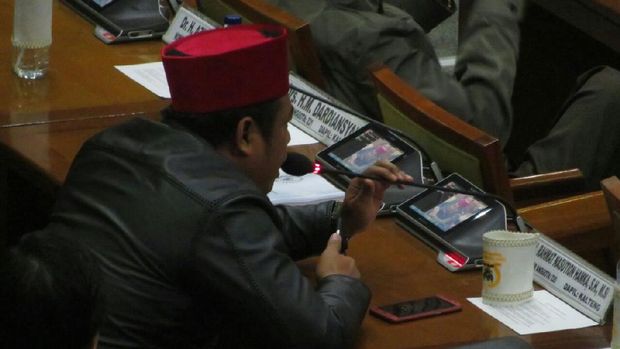 Riuhnya Paripurna Jelang Voting RUU Pemilu: Nyanyi Hingga Yel-yel