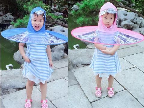 Kreatif! Perusahaan di China Ciptakan Jas Hujan yang Dilengkapi Payung