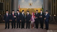 Wimboh Santoso berbincang dengan anggota Dewan Komisioner (DK) Otoritas Jasa Keuangan (OJK) periode 2017-2022 usai disumpah.