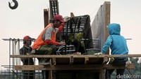 Flyover Cipinang Lontar ini meniadakan persimpangan sebidang antara Jalan Bekasi Timur Raya dan rel KA (Jakarta-Bekasi).