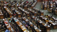 anggota DPR dari 10 fraksi memenuhi bangku yang berjejer. Hampir semua barisan dalam rapat paripurna hari ini diisi oleh anggota DPR. (Foto: Andhika Prasetia/detikcom)