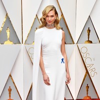 Gaun asimetris yang unik dari Karlie Kloss. Foto: Getty Images