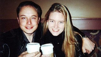 Elon pernah hampir mati kala berbulan madu dengan istri pertamanya ke Afrika Selatan akibat kena malaria dan perlu 6 bulan untuk benar-benar pulih. Ia pun jadi kurang suka liburan karenanya. Foto: Instagram