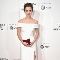 Emma Watson dengan gaun off-shoulder. Foto: Getty Images