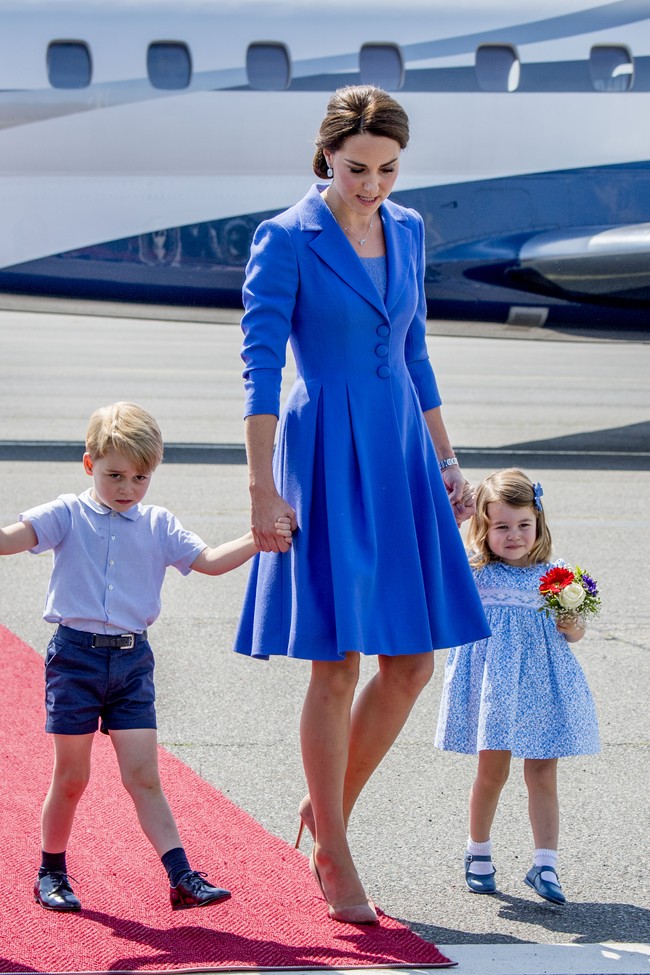 Tiba di Berlin, Jerman, Kate tampil memikat mengenakan coat dress biru royal dari label Inggris Catherine Walker. Pump shoes berbahan suede dari Gianvito Rossi kembali jadi pilihan, hanya saja kali ini dilengkapi tas clutch biru dari Jimmy Choo.
