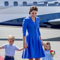 Tiba di Berlin, Jerman, Kate tampil memikat mengenakan coat dress biru royal dari label Inggris Catherine Walker. Pump shoes berbahan suede dari Gianvito Rossi kembali jadi pilihan, hanya saja kali ini dilengkapi tas clutch biru dari Jimmy Choo.