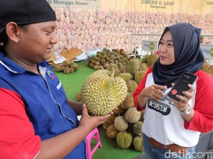 Jajan Durian, Bayarnya Cukup Tempel Ponsel Saja