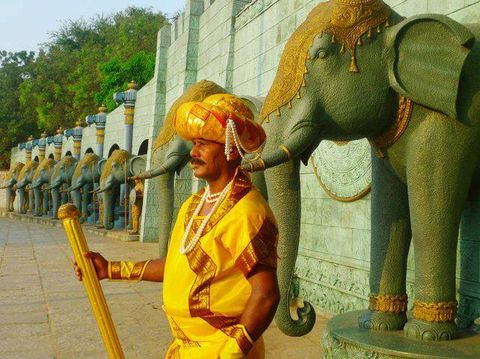 Luar Biasa, Pria Ini 32 Tahun Kerja Cuma Jadi Patung