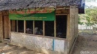 Total muridnya hanya ada 24 orang. Mulai dari kelas 1 sampai dengan kelas 4. Perjuangan ke sekolah ini pun cukup lumayan. Ada dua sungai besar yaitu Cibaliung dan Cikalong yang mebuat sekolah ini terisolir. Jika kedua sungai itu meluap, sekolah kadang diliburkan karena rakit yang hanyut atau banjir.