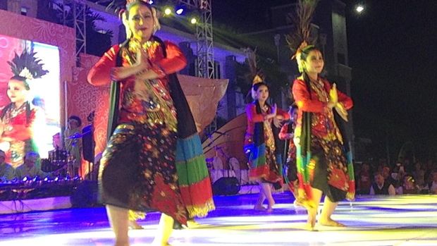 Penampilan tarian kolaborasi Surabaya
