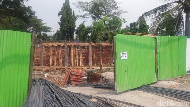 Pembangunan sudah dimulai dengan pemasangan tiang-tiang penyanggah