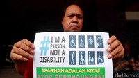 Aksi dilakukan dengan membawa atribut berupa poster.