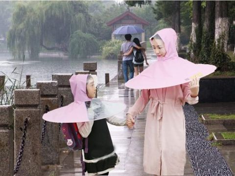 Kreatif! Perusahaan di China Ciptakan Jas Hujan yang Dilengkapi Payung