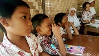 Di SD ini, hanya ada dua ruangan dengan satu papan tulis. Lantainya pun hanya dari tanah dan bilik yang bolong di mana-mana. Beberapa meja bahkan reot. Tidak ada perpustakan apalagi buku pelajaran.