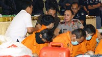 Kapolda Metro Jaya, Irjen Mochamad Iriawan, terlihat berbincang dengan salah satu tersangka.