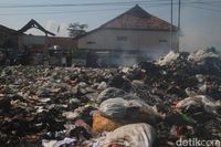Siswa SD dRancaekek Bandung Ini Terpaksa Belajar dengan Aroma tak Sedap