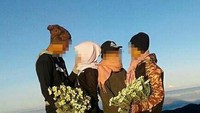Pendaki ndeso itu berpose dengan bunga edelweis yang dipetiknya di Puncak Anjani, Rinjani juga di sekitar danau Segara Anak (Dok. Forum Komunikasi Rinjani Bagus)