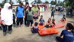 Tangisan Ibu Korban Banjir Pada Mensos