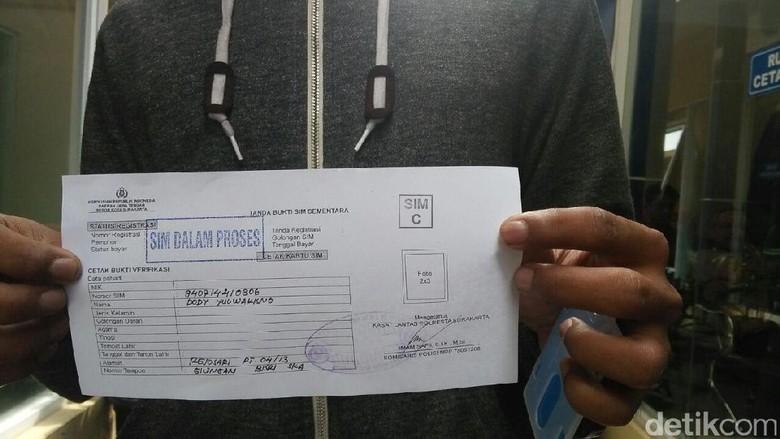 Blangko Habis, Polresta Surakarta Terbitkan Hampir 500 SIM Sementara Blangko Habis, Polresta Surakarta Terbitkan Hampir 500 SIM Sementara