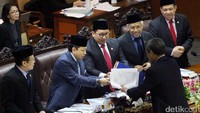 Paripurna DPR soal RUU Pemilu makin panas dan penuh interupsi. PDIP dan parpol koalisi pemerintah lainnya meminta segera voting sementara Gerindra terus menghujani paripurna dengan interupsi tolak presidential threshold.