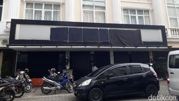 Dibubarkan pemerintah, plang kantor DPP HTI ditutup.