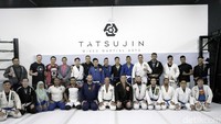 Dalam latihan selama kurang lebih 2 jam, ia tidak segan-segan mempraktekan teknik dasar yang baik berbagai gerakan MMA yang terkait, seperti tendangan, pukulan dan juga teknik kuncian yang menjadi kombinasi gerakan olahraga bela diri campuran tersebut.