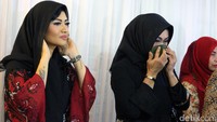 Sri Wulansih tampak menyeka air matanya saat ditemui di pengajian 40 hari Julia Perez di Raffles Hills, Cibubur, Jakarta Timur pada Rabu (19/7) malam.